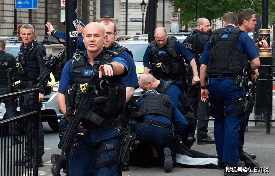 三个致命细节曝光！枪手摸到门口时，特朗普还在台上讲笑话